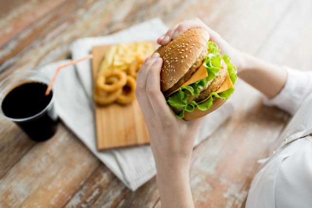 Stručnjaci otkrivaju: Evo šta se dešava sa našim zdravljem ako jednom nedeljno jedemo brzu hranu